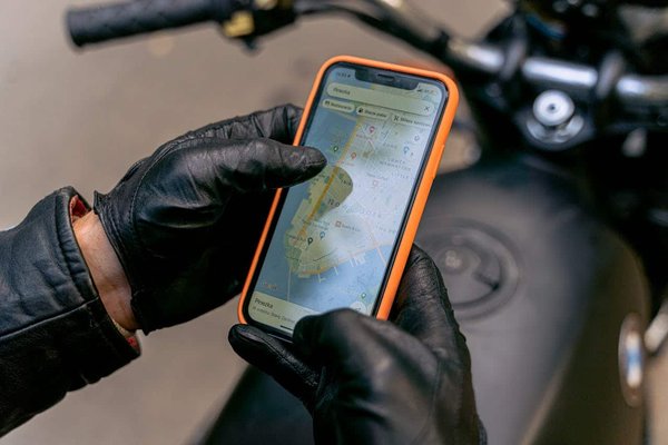 Comment choisir et installer des protège-mains sur une moto tout-terrain pour une meilleure protection ?