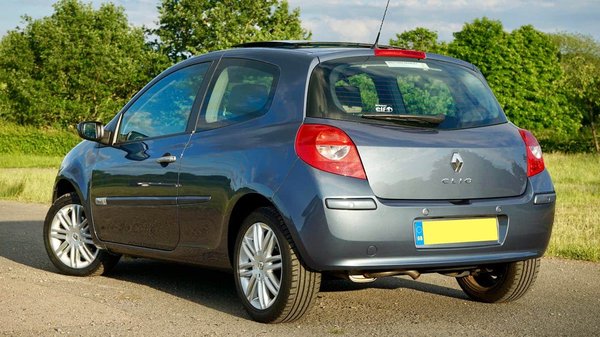 Comment installer un système de navigation intégré sur une Renault Clio?